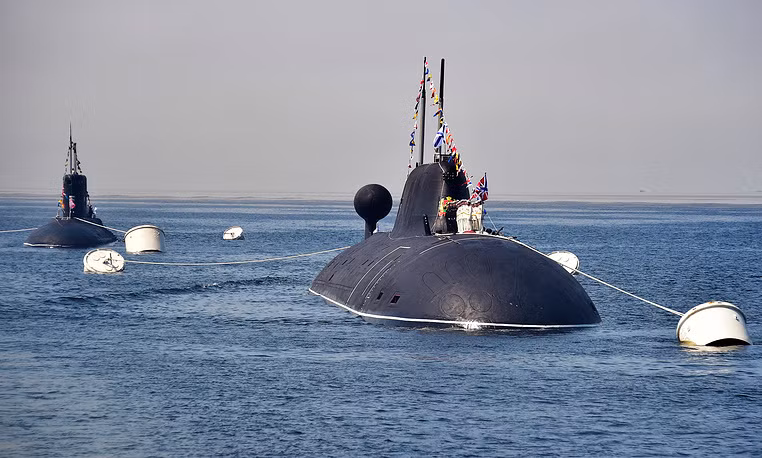 Hai tàu ngầm Ust Kamchatsk (trái) và Kuzbass (phải) thuộc biên chế Hạm đội Thái Bình Dương. Nguồn ảnh: TASS.