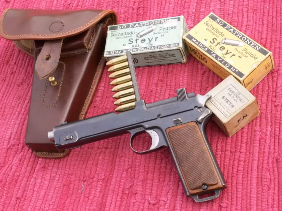 Do sử dụng cỡ đạn đặc biệt, khẩu súng ngắn này có khả năng đạt sơ tốc đầu nòng lên tới 375 mét/giây dù nó có chiều dài nòng không đáng kể. Ở điều kiện thông thường, Súng ngắn Steyr M1912 có khả năng bắn hiệu quả ở tầm bắn 50 mét. Nguồn ảnh: Pinterest.