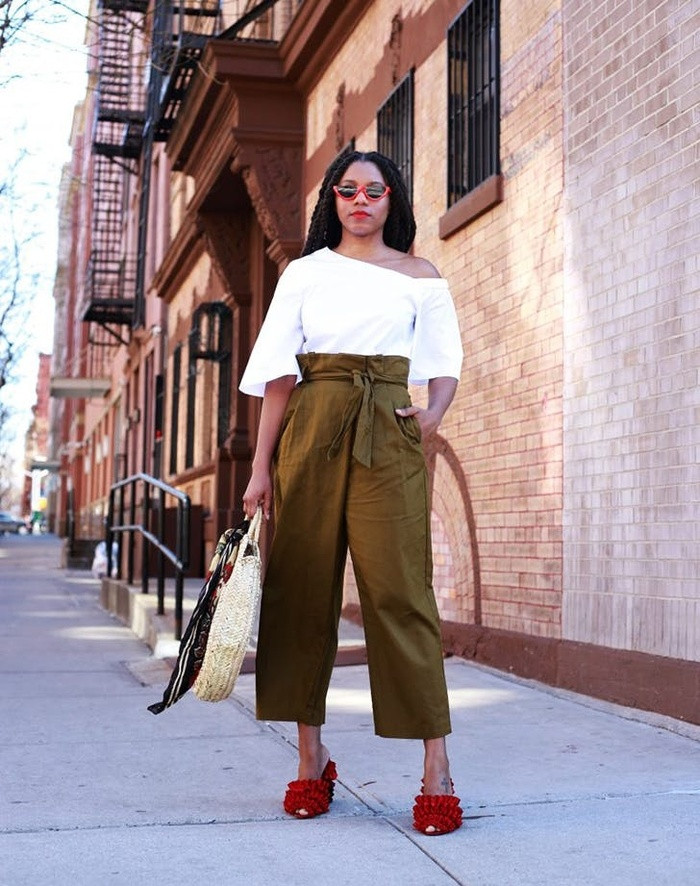 Nếu bạn muốn ăn gian chiều cao hãy chọn ngay quần cạp túm siêu hot này. Mix thêm áo lệch vai túi cói và đôi dép sành điệu là bạn đã có set đồ hoàn hảo dạo phố ngày hè.