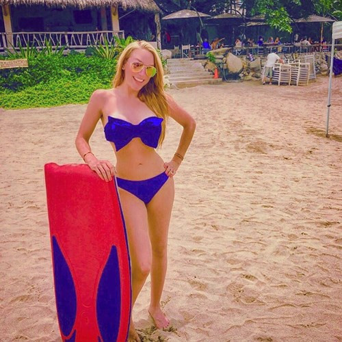 “Tôi muốn nhìn ngắm bầu trời qua cửa kính máy bay và luôn muốn tới những chân trời mới”, Alejandra chia sẻ. Ảnh: Instagram.