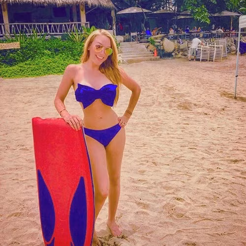 “Tôi muốn nhìn ngắm bầu trời qua cửa kính máy bay và luôn muốn tới những chân trời mới”, Alejandra chia sẻ. Ảnh: Instagram.