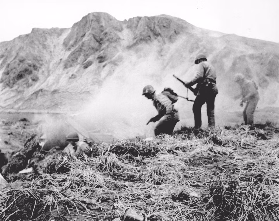 Quân đội Nhật cố thủ trên đảo chuyển sang tấn công vào ban đêm, ban ngày rút vào hầm hào lẩn trốn. Các cuộc giao tranh tầm gần khiến lính Mỹ căng thẳng đến tột độ vì sự hung hăng và liều lĩnh của lính Nhật. Nguồn ảnh: BI.