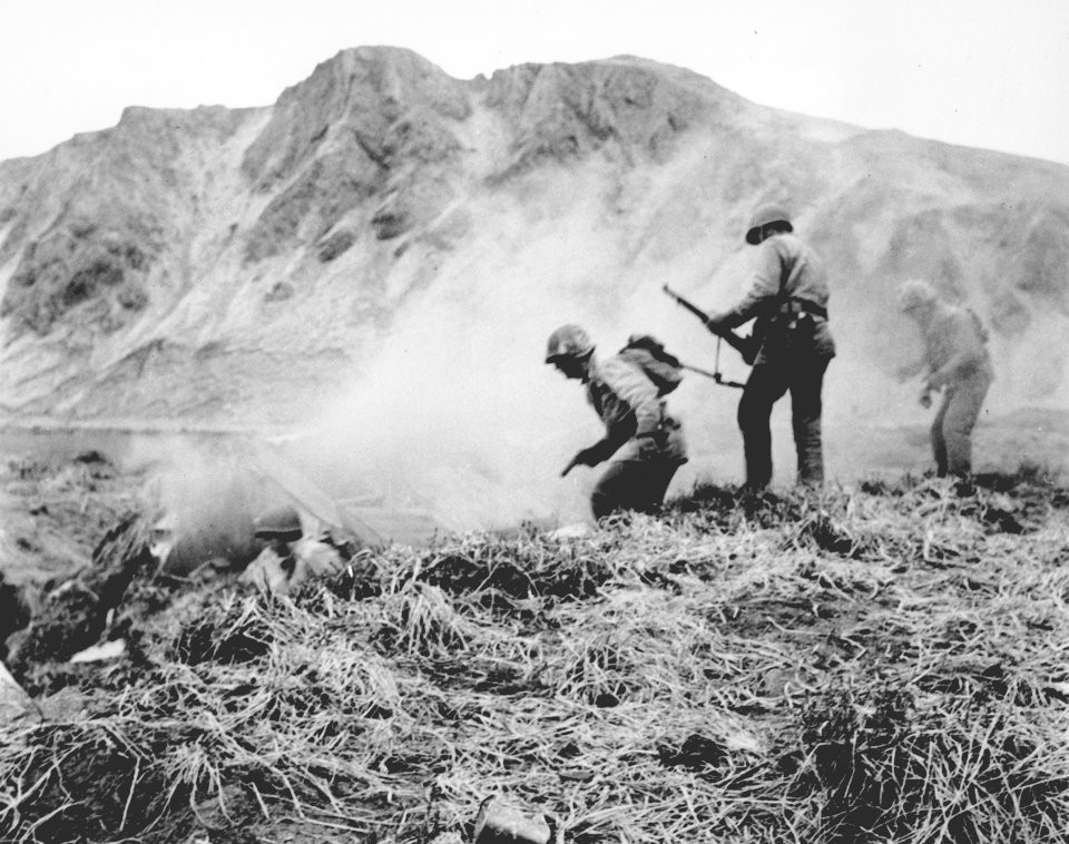 Quân đội Nhật cố thủ trên đảo chuyển sang tấn công vào ban đêm, ban ngày rút vào hầm hào lẩn trốn. Các cuộc giao tranh tầm gần khiến lính Mỹ căng thẳng đến tột độ vì sự hung hăng và liều lĩnh của lính Nhật. Nguồn ảnh: BI.