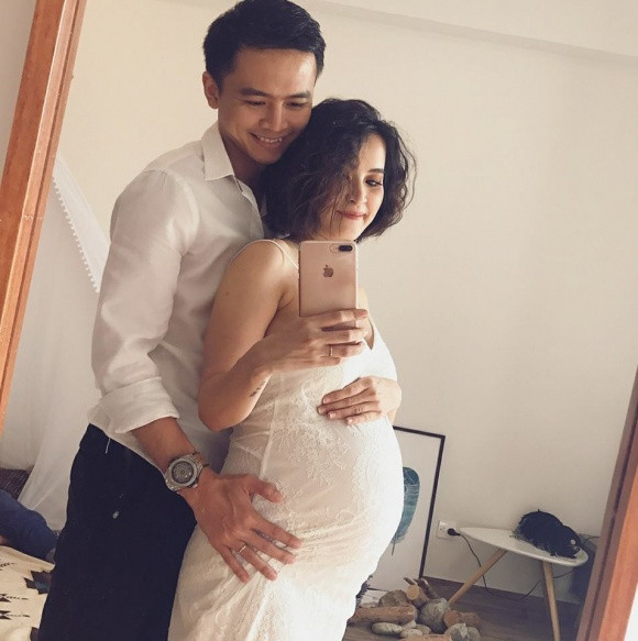 Sau 17 năm, chàng sinh viên đàn hát cực hay ngày nào giờ đã lập gia đình và lên chức bố cách đây không lâu. Trong thời kỳ vợ bầu bí cũng như khi sinh nở, Văn Anh luôn chăm sóc rất chu đáo. Dù đây là thời kỳ khó khăn với Văn Anh khi vừa phải lo kinh tế vừa chăm sóc vợ con. Nhìn những hình ảnh của "ông bố bỉm sữa" Văn Anh nhiều người không ngớt lời khen ngợi.