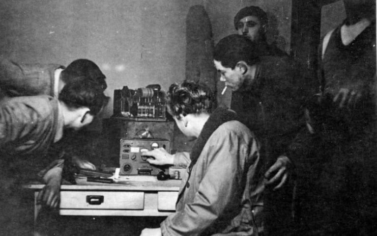 Quân kháng chiến Pháp được dậy cách sử dụng các loại thiết bị truyền tin của quân đồng minh để cung cấp thông tin tình báo. Nguồn ảnh: Warhistoryonline.
