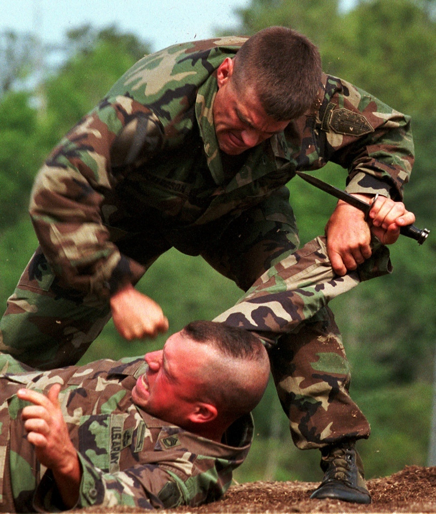 Khác với lối tác chiến tầm xa thông thường, khi hai người lính cận chiến thường họ sẽ cố giết nhau bằng được chứ không còn đường rút lui. Khi đó những kỹ năng này sẽ là điều tối quan trọng. Nguồn ảnh: Armymil.
