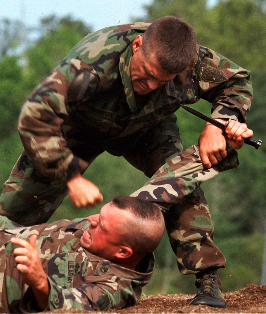 Khác với lối tác chiến tầm xa thông thường, khi hai người lính cận chiến thường họ sẽ cố giết nhau bằng được chứ không còn đường rút lui. Khi đó những kỹ năng này sẽ là điều tối quan trọng. Nguồn ảnh: Armymil.