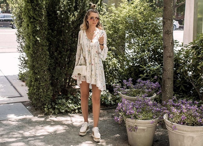 Những chiếc váy mini có độ dài trên gối sẽ cải thiện đáng kể chiều cao của bạn đấy. Đừng quên phối cùng túi xách và giày đế bằng cùng tông bạn nhé.