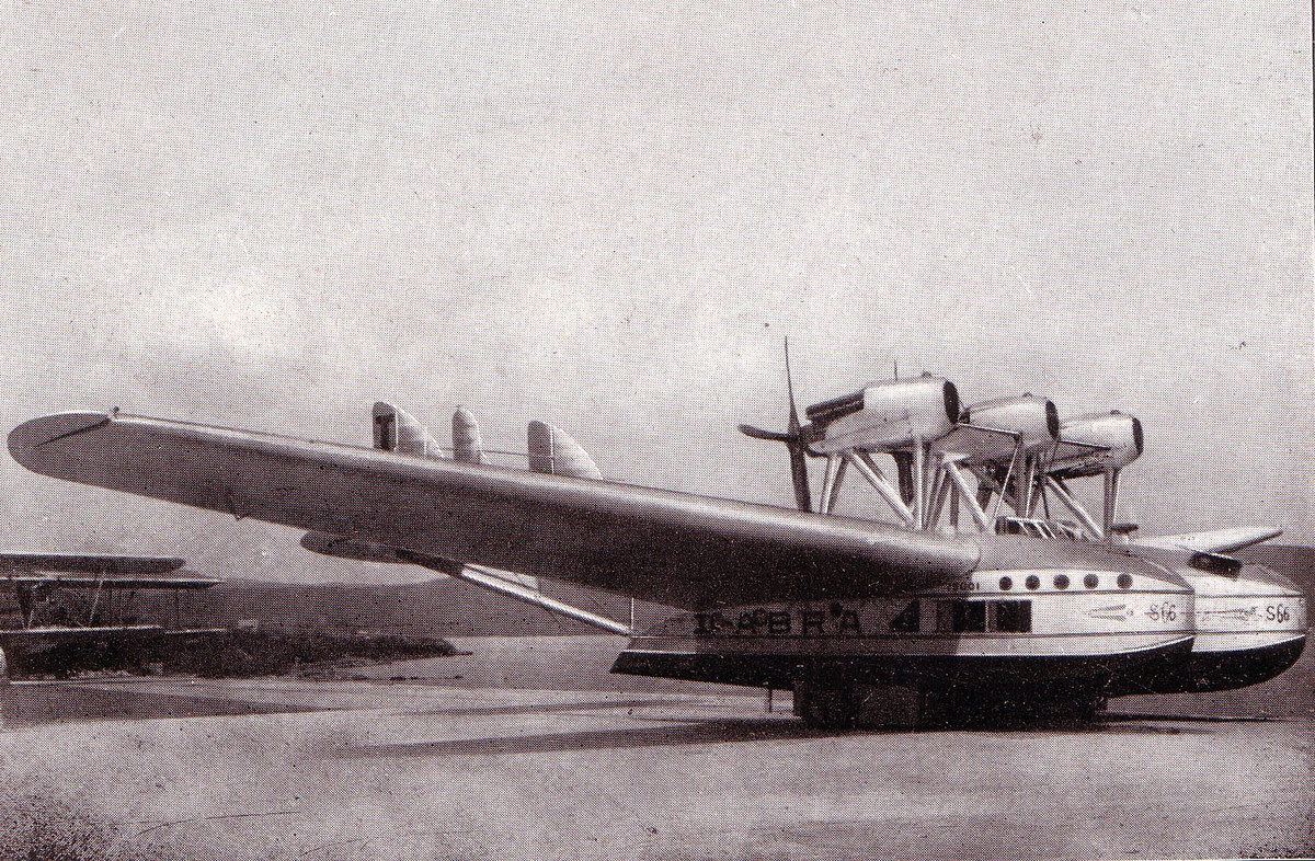 Tổng cộng đã có khoảng 24 chiếc thủy phi cơ hai thân này từng được sản xuất, chuyên phục vụ vào mục đích vận tải để lợi dụng địa thế giáp biển của Italia. Với ba động cơ Fiat A.24R V12 công suất 750 sức ngựa mỗi động cơ, chiếc thủy phi cơ này có thể cất cánh được với trọng lượng tối đa 10.900 kg. Nguồn ảnh: Wiki.