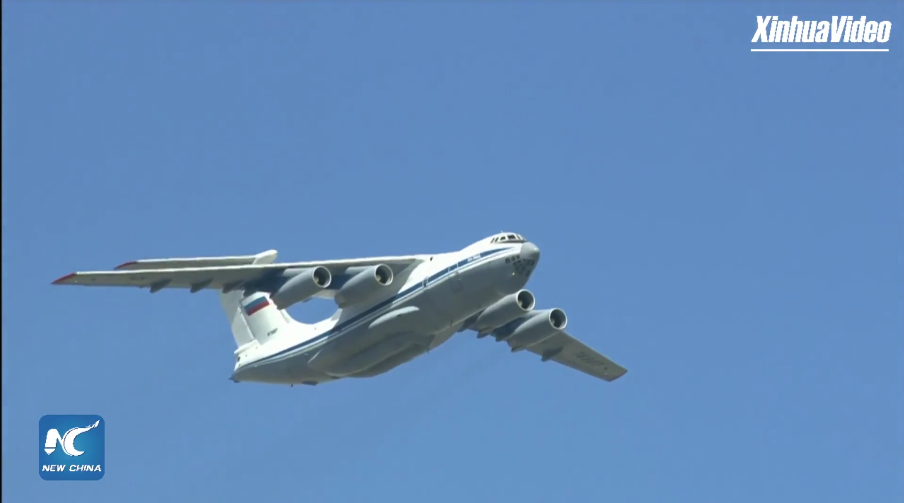 Máy bay vận tải quân sự Il-76 tiến qua Quảng Trường Đỏ.