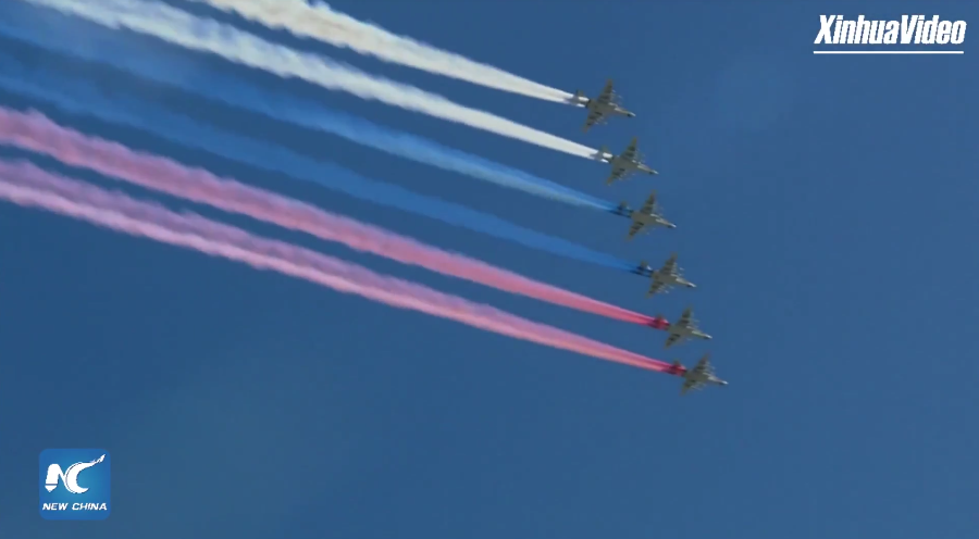 Và cuối cùng là phi đội cường kích Su-25 với quốc kỳ của Liên Bang Nga bay qua Quảng trường Đỏ.