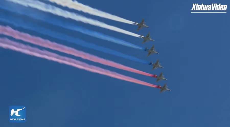 Và cuối cùng là phi đội cường kích Su-25 với quốc kỳ của Liên Bang Nga bay qua Quảng trường Đỏ.