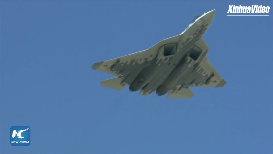 Hai chiếc Sukhoi Su-57 là loại máy bay chiến đấu thế hệ thứ năm mới nhất của Nga cũng là lần đầu tiên xuất hiện trên Quảng Trường Đỏ.