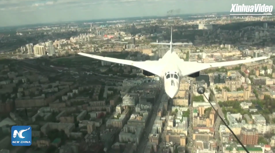 Máy bay tiếp liệu Il-78 và máy bay ném bom chiến lược Tu-160 với màn trình diễn tiếp liệu trên bầu trời Quảng Trường Đỏ.