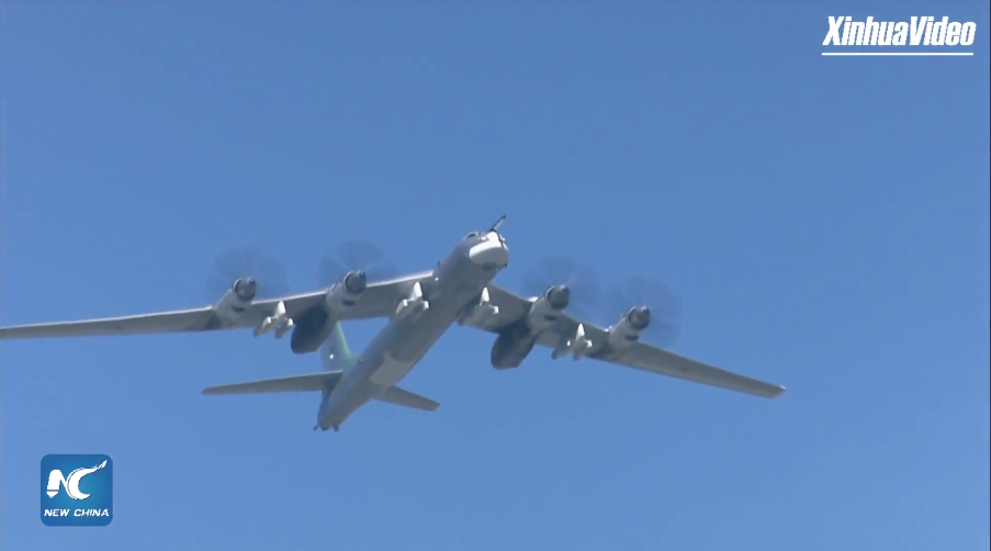 Ba máy bay ném bom chiến lược tầm xa Tu-95 cũng tham gia vào đội hình duyệt binh.