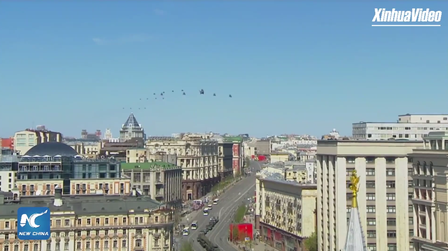 Ngay sau màn trình diễn của lực lượng thiết giáp là lực lượng Không quân Nga, dẫn đầu là máy bay trực thăng Mi-26, loại trực thăng khỏe nhất, lớn nhất từng được sản xuất hàng loạt.