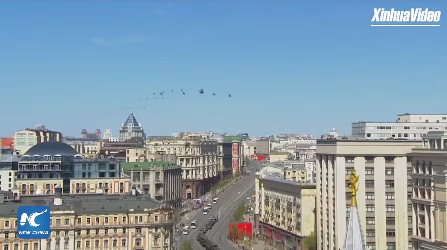 Ngay sau màn trình diễn của lực lượng thiết giáp là lực lượng Không quân Nga, dẫn đầu là máy bay trực thăng Mi-26, loại trực thăng khỏe nhất, lớn nhất từng được sản xuất hàng loạt.