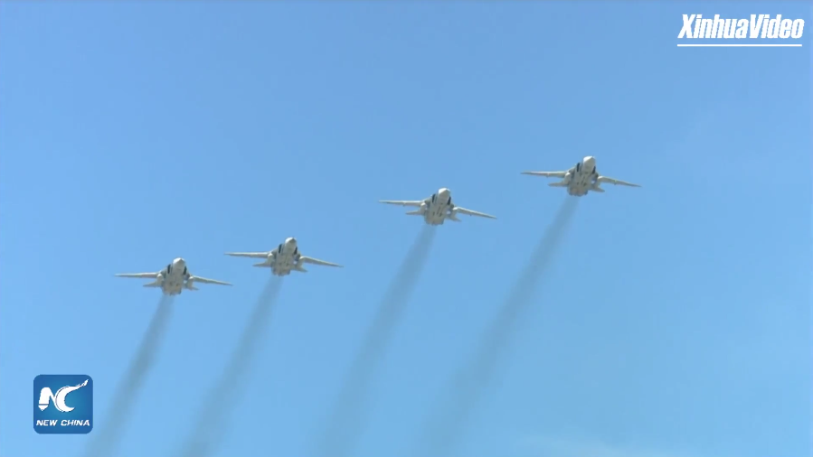 Máy bay tiêm kích-bom Su-24 bay qua Quảng Trường Đỏ, đây là một trong những chiến đấu cơ chính của Nga đang tham chiến tại Syria.