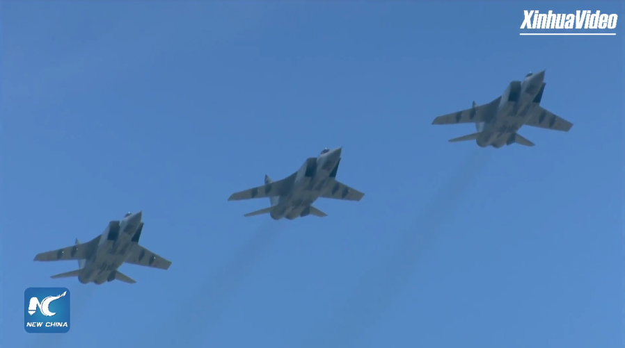 Theo sau đó là tốp bốn chiếc tiêm kích đánh chặn siêu âm MiG-31BM biến thể hiện đại hóa cao nhất của MiG-31.