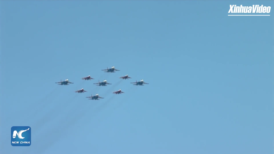 Cuối cùng là đội hình các máy bay trình diễn của lực lượng "Những Kỵ Sĩ Nga" và Strizhi (Chim yến) của Không quân Nga tham gia màn duyệt binh.