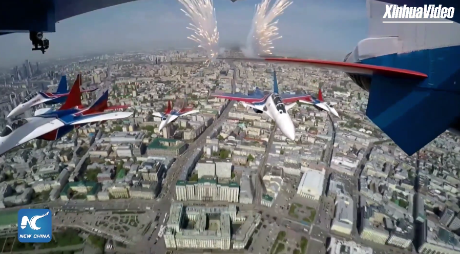 Màn trình diễn bắn mồi nhiệt từ lực lượng Những kỵ Sĩ Nga với những chiến đấu cơ Su-30SM.