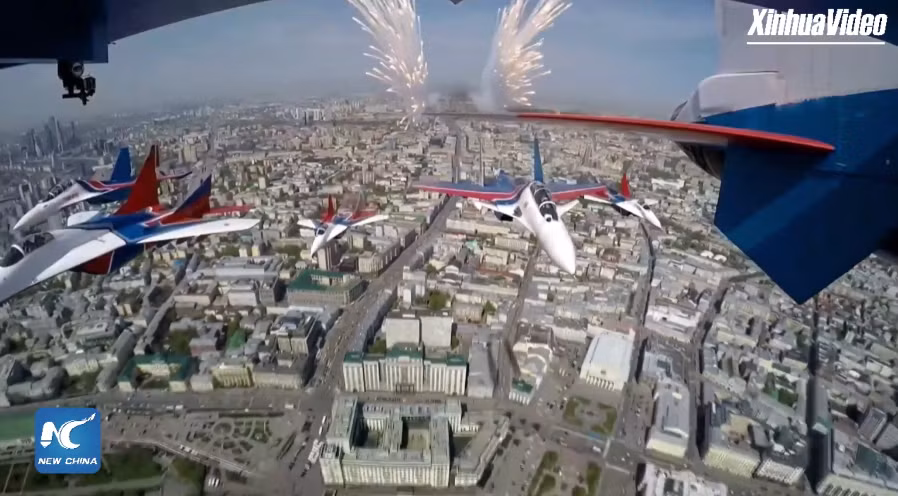 Màn trình diễn bắn mồi nhiệt từ lực lượng Những kỵ Sĩ Nga với những chiến đấu cơ Su-30SM.