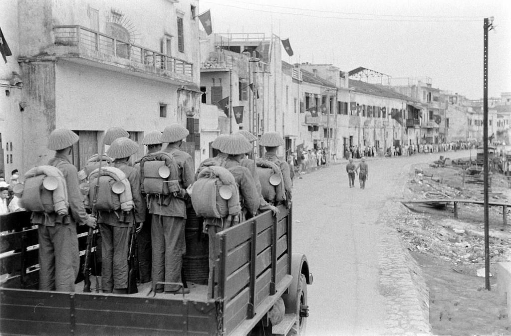 Một số đơn vị với xe cơ giới tiến vào bến Tam Bạc, tiến dọc bờ sông Tam Bạc đi vào Chợ Sắt. Nguồn ảnh: Flickr.