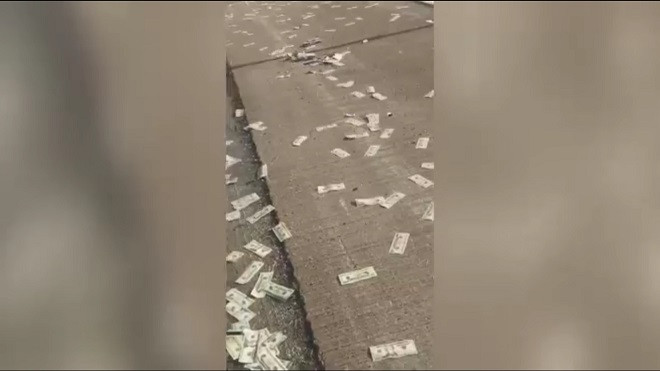 Khoảng 600.000 USD (13,6 tỷ đồng) đã rơi ra từ xe