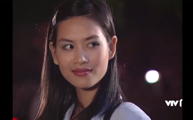 Nhân vật Nguyệt do nữ diễn viên Hà Hương đảm nhận trong bộ phim truyền hình Phía trước là bầu trời bất ngờ gây sốt trở lại sau 17 năm lên sóng.