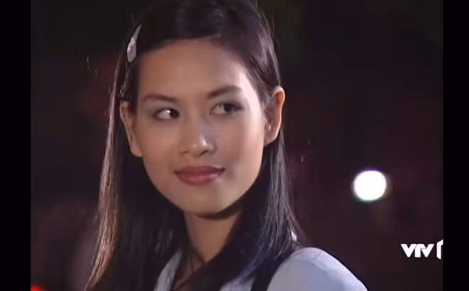 Nhân vật Nguyệt do nữ diễn viên Hà Hương đảm nhận trong bộ phim truyền hình Phía trước là bầu trời bất ngờ gây sốt trở lại sau 17 năm lên sóng.