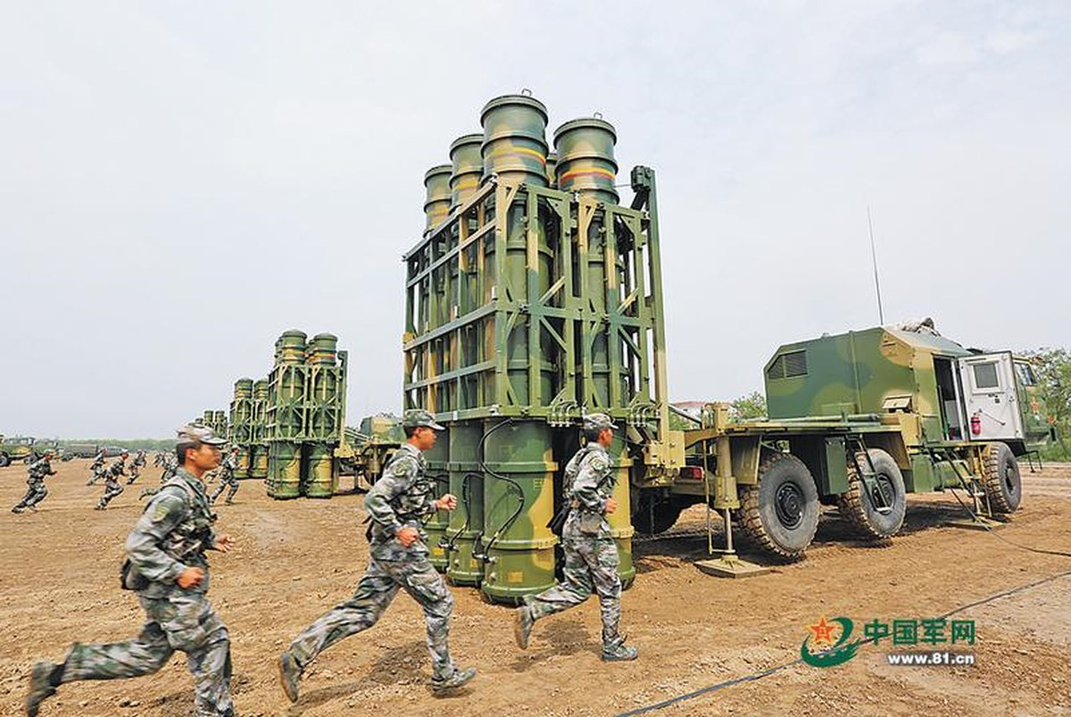 Mỗi tên lửa Hồng Kỳ 16 có chiều dài 5 mét, đường kính 400mm. Trọng lượng của một quả tên lửa bao gồm cả ống phóng là 1300 kg, trong đó đầu đạn nặng 70 kg. Tốc độ tối đa của tên lửa là 1200 mét/giây, tương đương với khoảng Mach 4 và có tốc độ bay trung bình khoảng 750 mét/giây, tương đương Mach 2.3. Nguồn ảnh: 81.