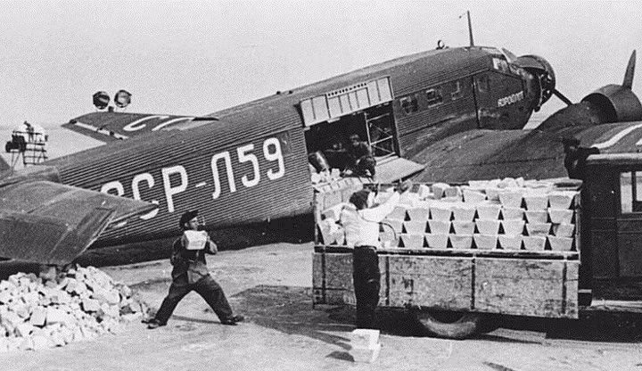 Đây là chiến lợi phẩm máy bay vận tải 3 động cơ Ju 52/3m mà Hồng quân thu được từ quân phát xít. Liên Xô sử dụng máy bay này (sơn chữ Nga) ở hậu phương.