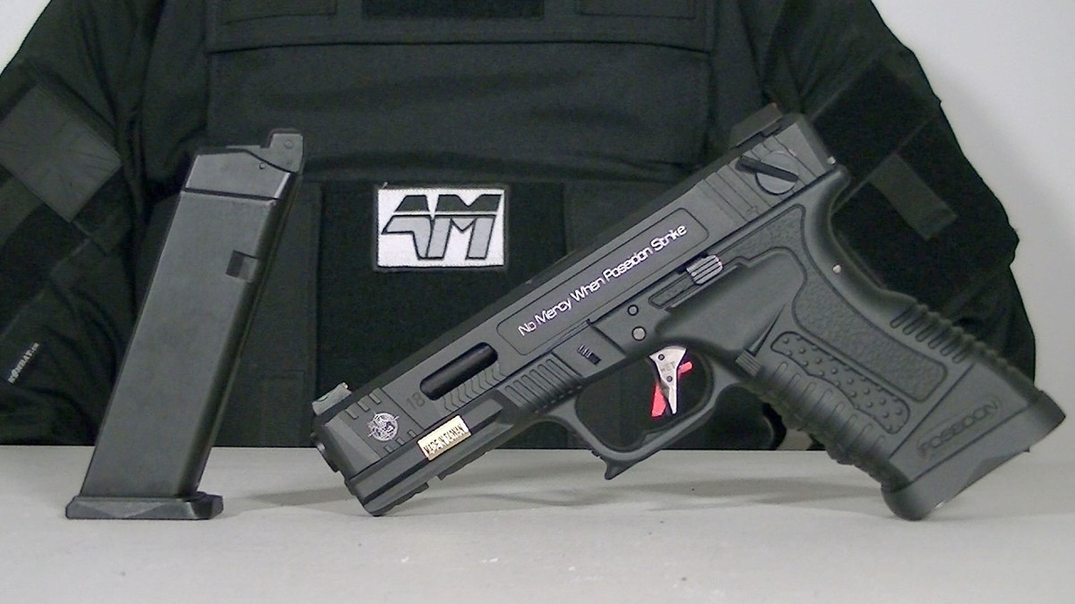 Kể đầu những năm 1990 sự ra đời của súng ngắn bán tự động Glock 17 đã đánh giấu tên tuổi của Glock GmbH trên thị trường vũ khí thế giới với độ ổn định cực cao và sát thương lớn. Và nối tiếp sự thành công của Glock 17, Glock GmbH tiếp tục cho ra đời Glock 18 bản nâng cấp đáng giá nhất của Glock 17 tính tới thời điểm này. Nguồn ảnh: Tube.