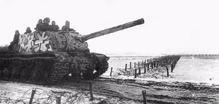Kể cả khi viên đạn nổ 122mm của ISU-122 không xuyên được qua lớp vỏ thép của các xe tăng Đức thì sóng sung kích mà vụ nổ được nó tạo ra cũng đủ khiến kíp lái của Đức "sốc" và mất khả năng chiến đấu ngay lập tức. Nguồn ảnh: History.