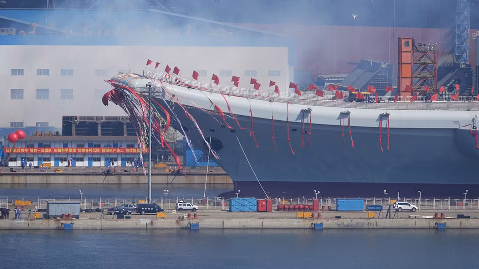 Business Insider nhận định, Trung Quốc đã quá vội vàng trong việc chế tạo Type-001A và những gì nó mang lại không hơn tàu Liêu Ninh là bao, đó là sự lãng phí không cần thiết. Bắc Kinh có thể đợi thêm một thời gian nữa để hoàn thiện công nghệ tàu sân bay đang có vốn đang phát triển rất tốt để cho ra đời một lớp tàu sân bay hoàn chỉnh hơn là cho ra một bản sao của Liêu Ninh. Nguồn ảnh: BI.