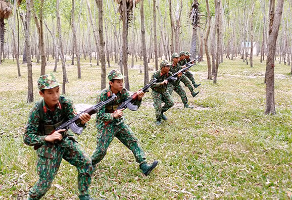 Chiến sĩ mới thực hành chiến thuật tác chiến tổ.