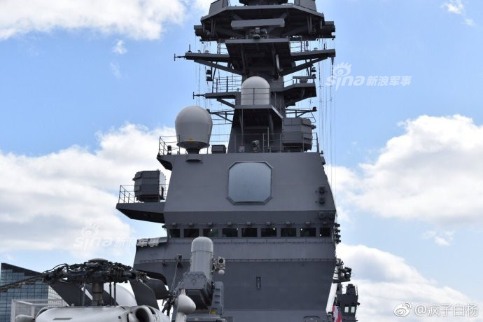 Hồi trung tuần tháng 5 vừa qua, " tàu sân bay" Kaga của Nhật đã lần đầu tiên mở cửa cho người dân nước này tham quan. Nguồn ảnh: Sina.