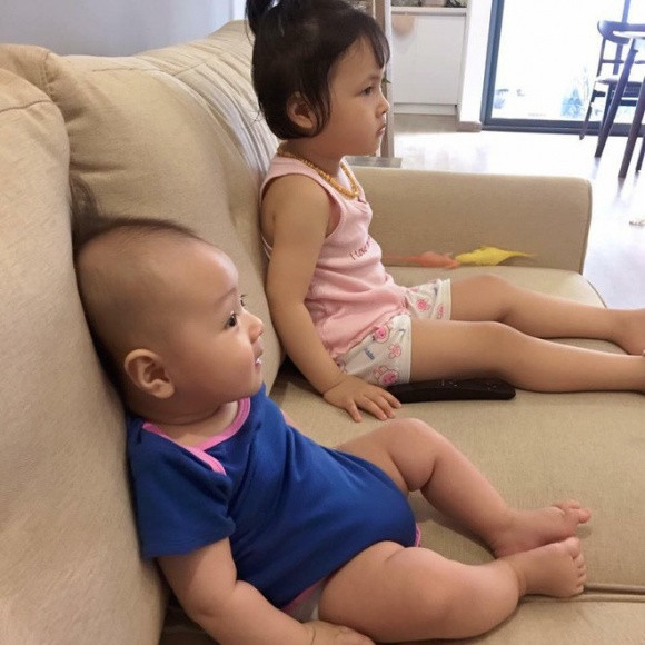 "Cô bảo mẫu" buộc tóc hai bên ra yêu cầu "bá đạo" với chủ nhà, không ai khác chính là con gái chị Hà. Chia sẻ đùa như thật này khiến nhiều người bật cười.