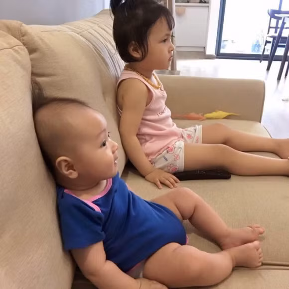 "Cô bảo mẫu" buộc tóc hai bên ra yêu cầu "bá đạo" với chủ nhà, không ai khác chính là con gái chị Hà. Chia sẻ đùa như thật này khiến nhiều người bật cười.