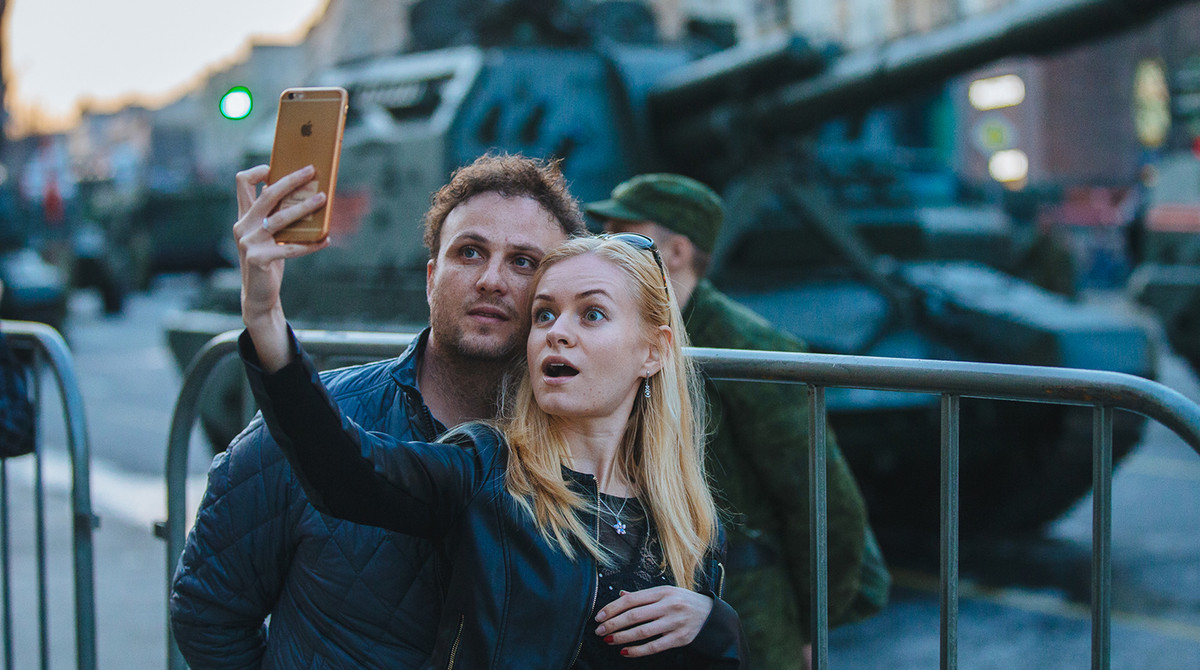 Người dân Nga rất thích thú khi được tận mắt thăm quan những khí tài mang "sức mạnh quân sự tối thượng của Nga" tại chính thủ đô Moscow. Nguồn ảnh: Gazeta.