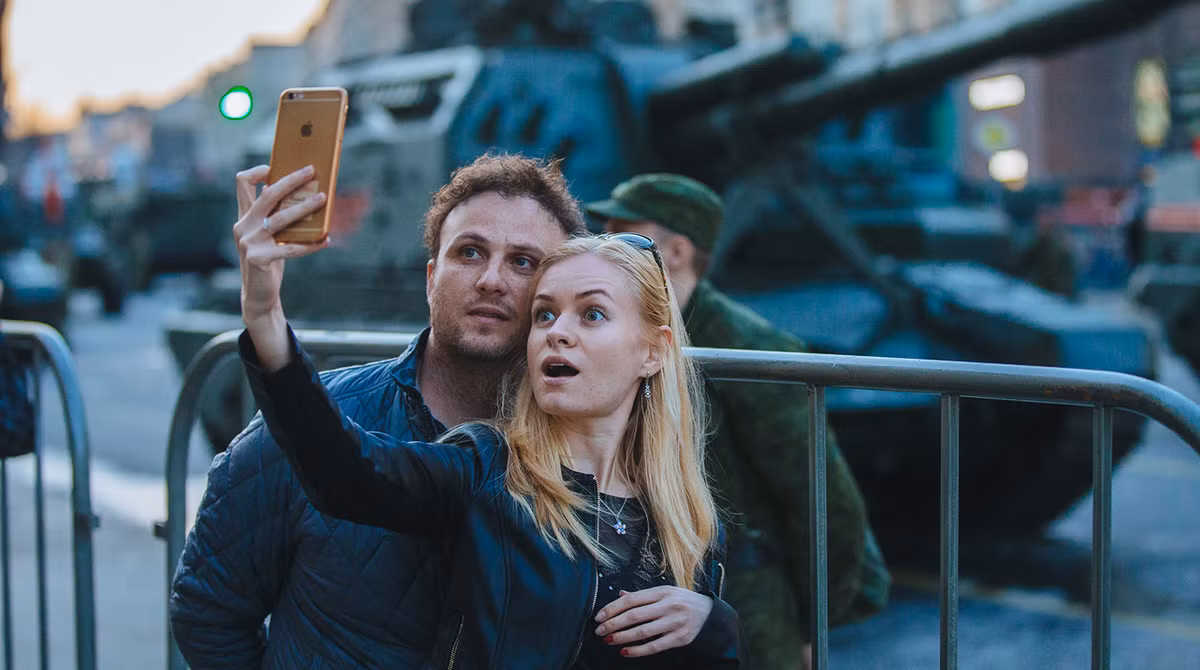 Người dân Nga rất thích thú khi được tận mắt thăm quan những khí tài mang "sức mạnh quân sự tối thượng của Nga" tại chính thủ đô Moscow. Nguồn ảnh: Gazeta.