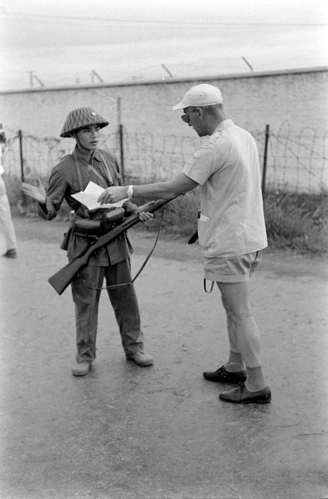 Chiến sĩ giải phóng kiểm tra giấy tờ của một nhà báo nước ngoài. Tất cả các nhà báo nước ngoài được phép tác nghiệp tự do để ghi lại thời khắc quan trọng chuyển giao quyền lực ở thành phố cảng lớn nhất miền Bắc Việt Nam này. Nguồn ảnh: Flickr.