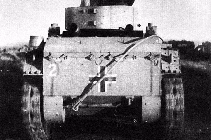 Quân Đức Quốc xã sử dụng lại xe tăng BT-7 của Liên Xô. Ở đây quân Đức sơn biểu tượng của chúng lên xe thu được của Hồng quân.