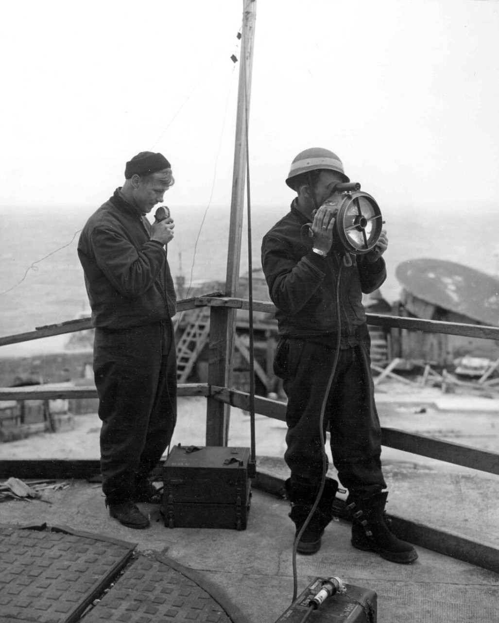 Lính Anh sử dụng đèn hiệu để dẫn đường cho tàu bè tránh thủy lôi cập cảng. Nguồn ảnh: Flickr.