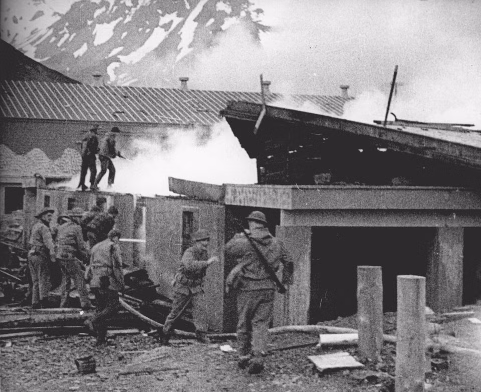 Cuộc tấn công được mệnh danh là trận Trân Châu Cảng thứ hai của Nhật bắt đầu vào ngày 1/6/1942 khi các máy bay của Nhật không kích vào cảng Dutch của Mỹ ở Alaska và các tàu chiến của Mỹ trong khu vực, Nhật lại một lần nữa gây bất ngờ cho Mỹ dù thiệt hại gây ra cho "chú Sam" là không nhiều. Nguồn ảnh: BI.