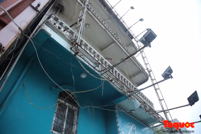 Nhiều dây điện tại biển quảng cáo còn đấu nối lộn xộn và để dây điện loằng ngoằng