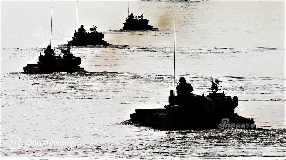 Tới nay, dù đã vượt quá tuổi 50 nhưng những chiếc xe tăng lội nước này vẫn phục vụ với số lượng cực lớn trong lực lượng Hải thủy Đánh bộ Trung Quốc và thậm chí còn được coi là các phương tiện đổ bộ "xương sống" của lực lượng này. Nguồn ảnh: Sina.