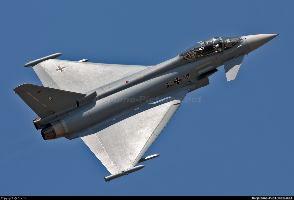 Tuy nhiên hiện tại, con số Eurofighter có thể cất cánh của Đức chỉ khoảng 10 chiếc và trong số đó chỉ 4 chiếc có khả năng được trang bị đầy đủ vũ khí. Rõ ràng đây là một tổn thất cực kỳ lớn với NATO vì khó có quốc gia nào có lực lượng máy bay đủ nhiều để bù đắp vào con số khoảng 80 chiếc chiến đấu cơ bị thiếu hụt này của Đức. Nguồn ảnh: Airplanes.