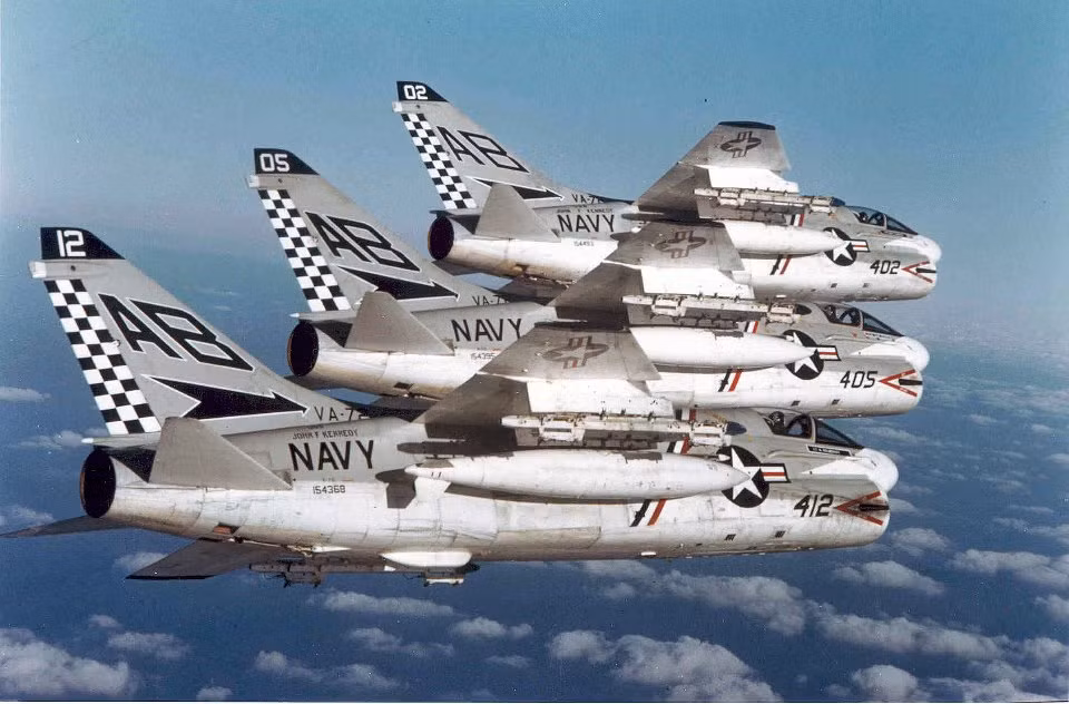 Tiếp theo đó là các máy bay A-7 Corsair của Hải quân Mỹ với nhiệm vụ rải thủy lôi loại Mk-36. Đây là loại thủy lôi kích nổ bằng sóng âm, nó sẽ tự động kích nổ khi có hoạt động của tàu bè ở khoảng cách gần. Chiến thuật của người Mỹ đó là rải xen kẽ Mk-52 và Mk-36, đảm bảo không những tàu vận tải cỡ lớn không thể hoạt động mà các tàu phá lôi của ta cũng sẽ không thể thực hiện nhiệm vụ phá thủy lôi được do vướng thủy lôi Mk-36. Nguồn ảnh: Flickr.