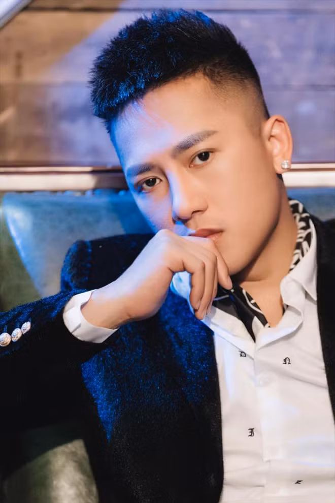 Châu Khải Phong nổi tiếng nhờ hit "Ngắm hoa lệ rơi".